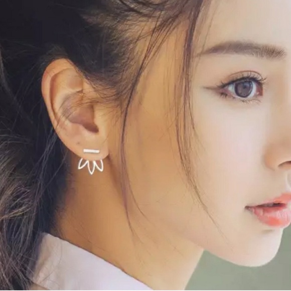 Lotus Bar Cuff Earring in Silver Tone - Picture 7 of 7